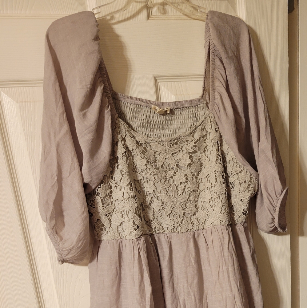Gray patterned dress with blouse sleeves